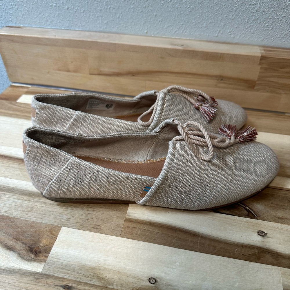 TOMS Kelli Flat in the Rose Gold size 9 good condition